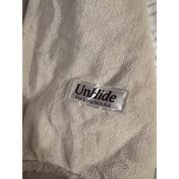 Unhide super soft cruelty free blanket